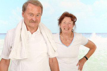 Rentnerpaar am Strand