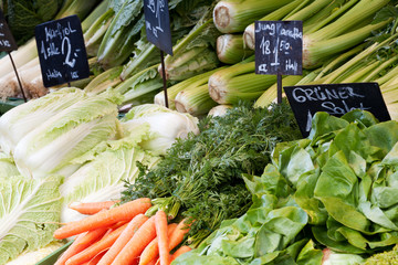 Marktstand mit Salat und Gemüse