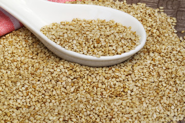 Sesamsamen auf Löffel