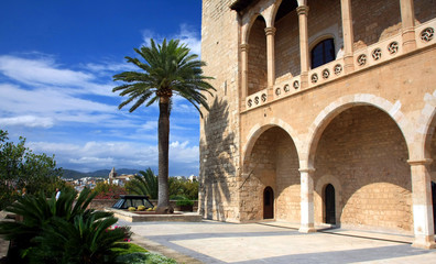 Fototapeta na wymiar Almudaina Pałac w Palma de Mallorca, Majorka wyspa z Hiszpanii