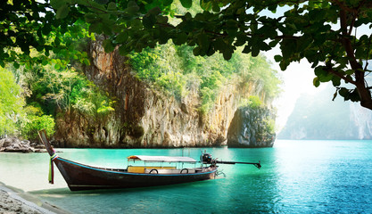 Fototapeta na wymiar long boat on island in Thailand