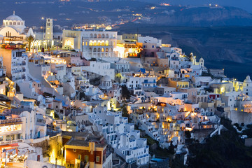 Vista nocturna de Fira (Santorini)
