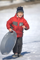 Enfant et luge ronde