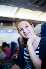 Fototapeta na wymiar Pretty młoda kobieta pasażer na pokładzie statku powietrznego