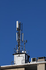 Mobilfunkanlage auf Häuserdach