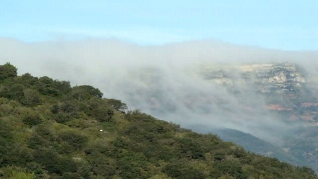 Nubes desliz&aacute;ndose por la ladera de la monta&ntilde;a