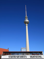 Obraz premium Stadtrundfahrtenbus vor Berliner Wahrzeichen Fernsehturm