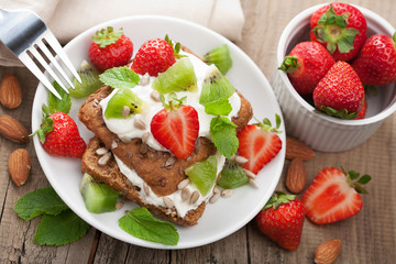 bread with cottage cheese and berries