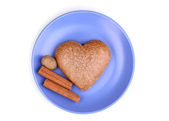 Heart-shaped cookie with cinnamon and nutmeg