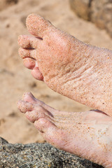 Männerfüße am Strand
