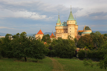 Fototapeta na wymiar Bojnice Zamek o zachodzie słońca - Słowacja