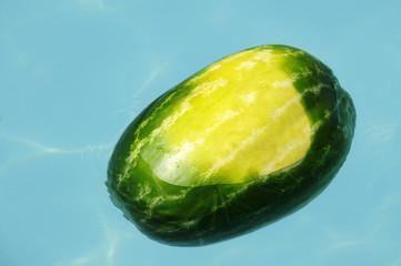 Sandía, fruta flotando en el agua