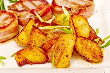 Grilled steak wrapped in bacon, with grilled vegetables