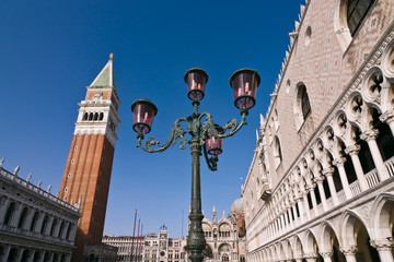 Fototapeta na wymiar Pałac Dożów w Wenecji i dzwonnica