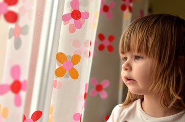 enfant regardant par la fenêtre