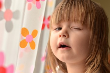 enfant clin d'œil