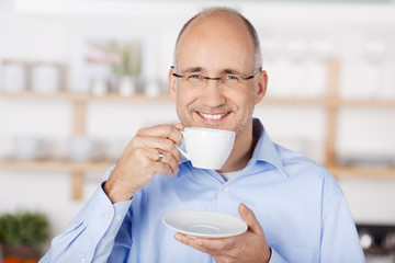 lächelnder mann trinkt kaffee