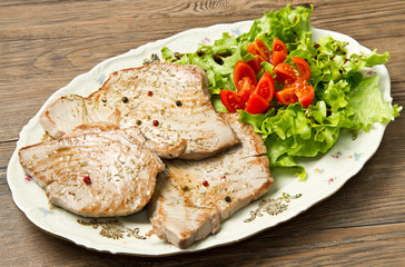 filetto di tonno alla griglia con insalata
