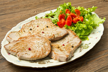 filetto di tonno alla griglia con insalata