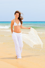 Fototapeta na wymiar Young woman on ocean beach