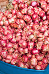 red onions in market