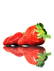 Erbeeren auf spiegelnder Oberfläche