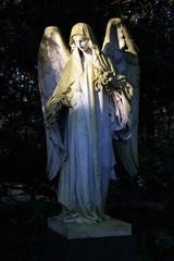 Statue Engel mit Licht