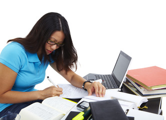 Studentin arbeitet am Schreibtisch 2