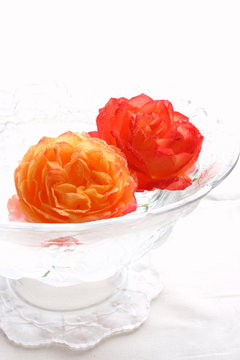 花器に浮かべたバラ