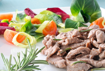 Carne di manzo cucinata con verdure crude, close-up