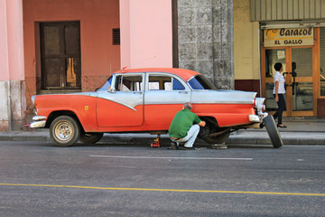 Reifenwechsel in Kuba