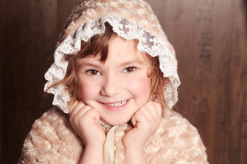 Kleine Dame mit Kapuze