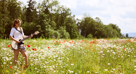 Gitarre spelen auf dem Feld