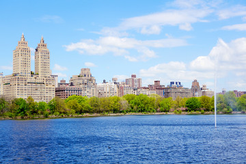Fototapeta na wymiar Reservoir in Central Park and Manhattan skyline, New York City