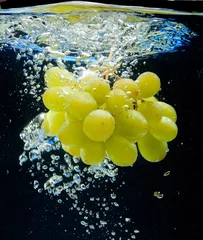 Crédence de cuisine en verre imprimé Éclaboussures deau Raisins dans l& 39 eau