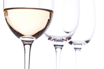 Drei Gläser mit Weißwein