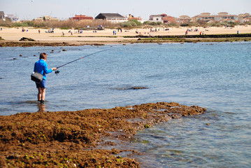 NIÑO DE PESCA EN LOS CORRALES DE CHIPIONA, CÁDIZ