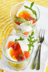 Weich gekochtes Ei im Glas mit Schinken und Salat