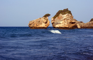 Fototapeta na wymiar Skałki przy plaży, grecka wyspa Zakynthos