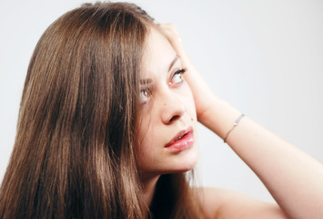 Naklejka premium Junge Frau richtet ihr Haar