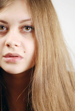 Portrait Junge Frau Close Up mit braunen Haaren