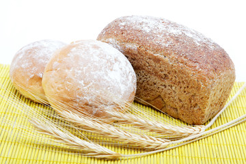 Fresh bread on a bamboo napkin.