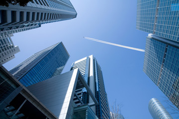 Fototapeta na wymiar Jet nad miejskiego Metropolis
