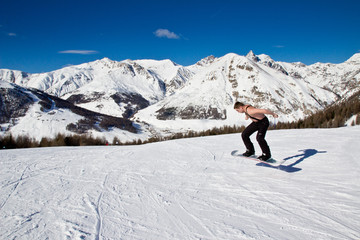 Fototapeta na wymiar Naked snowboarder na stoku w Alpach