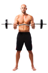 Sportler mit Langhantel beim Bizepstraining