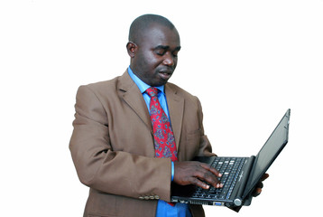 le jeune homme avec l'ordinateur