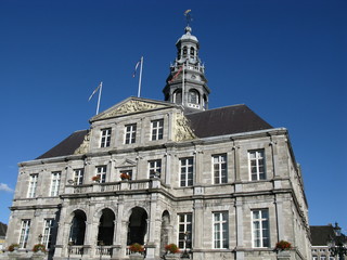 Fototapeta na wymiar Zabytkowy ratusz z Maastricht w Holandii
