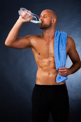 Sportler beim Wassertrinken