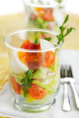 Weich gekochtes Ei im Glas mit Schinken und Salat