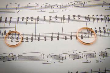wedding rings on the notes.music hearts